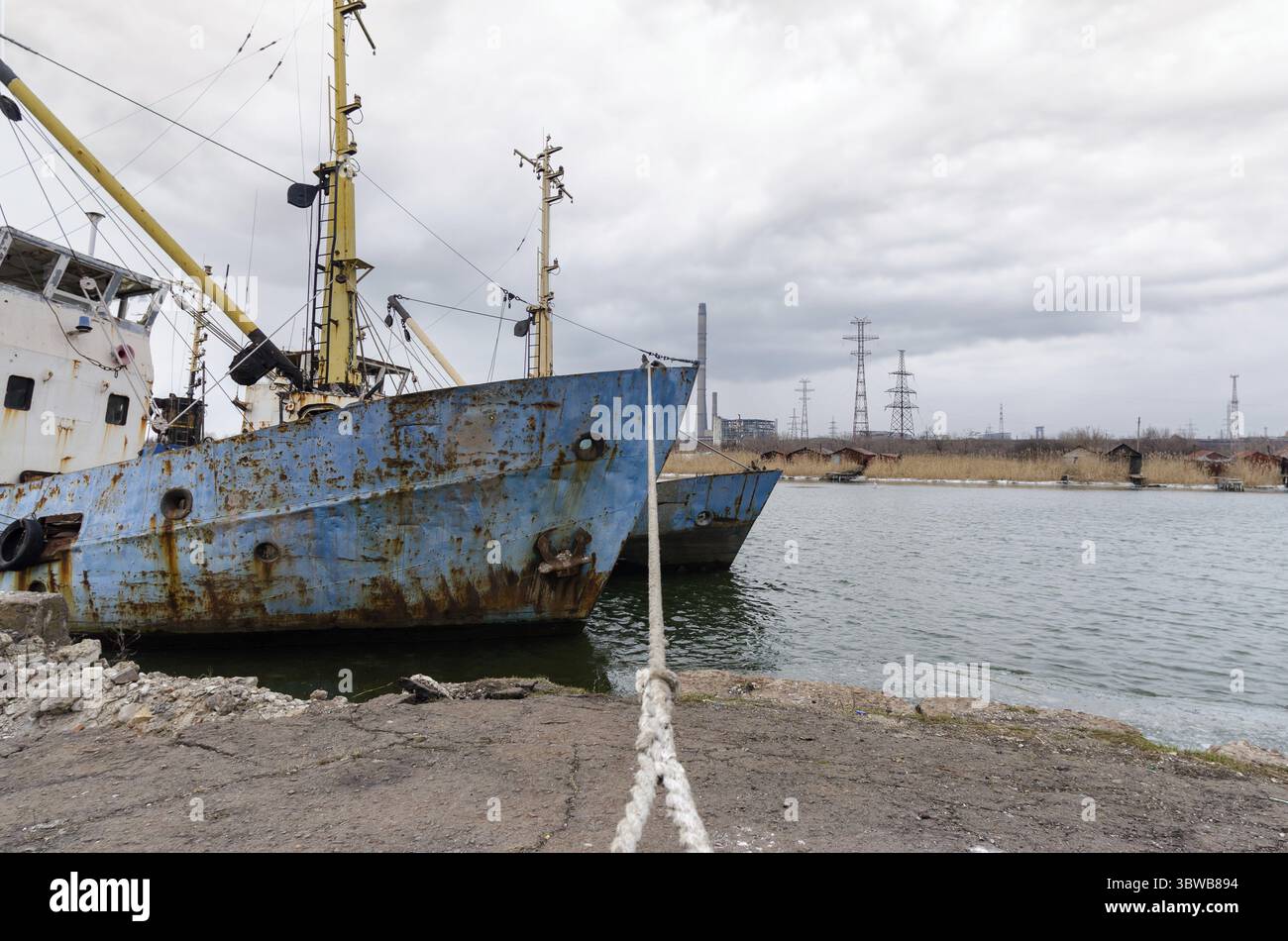 Ein altes Schiff ohne Menschen lief während des Krieges mit Russland in der Ukraine auf Grund Stockfoto