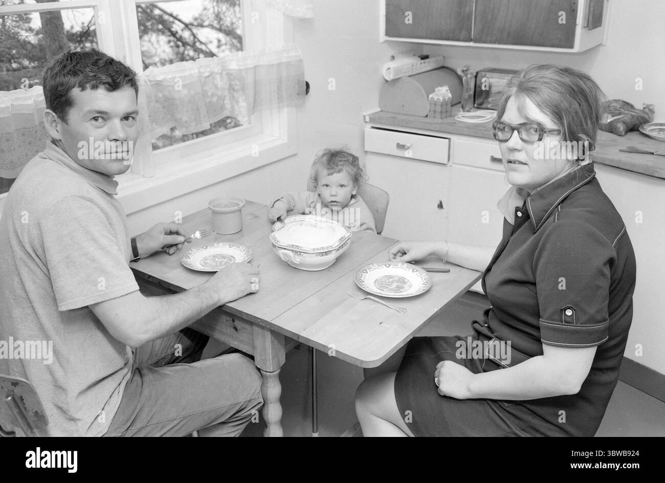 Aktuell 23-4-1971 : Jobsharing.Norsk Medisinaldepot ist eines der Unternehmen, das seine Bereitschaft zum Ausdruck gebracht hat, gemeinsame Arbeitszeiten zu versuchen. Die gemeinsame Arbeitszeit ist eine Initiative des norwegischen Familienrates, bei der Ehemann und Ehefrau die Arbeitszeit in einem Unternehmen teilen. Das Ehepaar Anne und Johannes Bulko profitiert davon. Sie wechseln zwischen einer Hausmutter und dem Weg zur Arbeit. Foto: Ivar Aaserud / aktuell / NTB ***FOTO NICHT VERARBEITET*** *Text wird automatisch übersetzt* Stockfoto