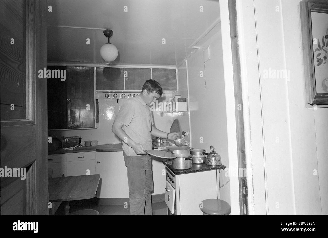 Aktuell 23-4-1971 : Jobsharing.Norsk Medisinaldepot ist eines der Unternehmen, das seine Bereitschaft zum Ausdruck gebracht hat, gemeinsame Arbeitszeiten zu versuchen. Die gemeinsame Arbeitszeit ist eine Initiative des norwegischen Familienrates, bei der Ehemann und Ehefrau die Arbeitszeit in einem Unternehmen teilen. Das Ehepaar Anne und Johannes Bulko profitiert davon. Sie wechseln zwischen einer Hausmutter und dem Weg zur Arbeit. Foto: Ivar Aaserud / aktuell / NTB ***FOTO NICHT VERARBEITET*** *Text wird automatisch übersetzt* Stockfoto