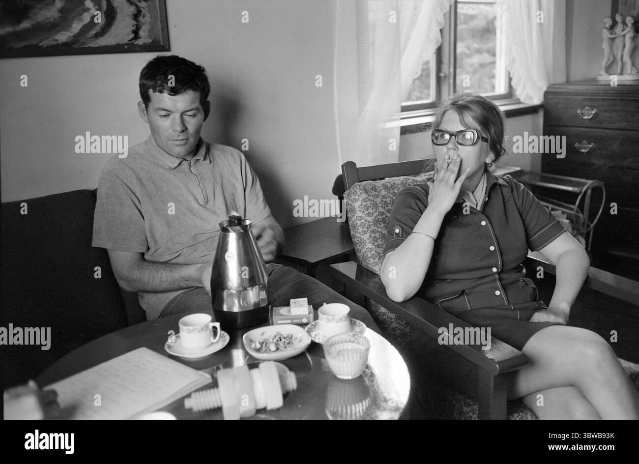 Aktuell 23-4-1971 : Jobsharing.Norsk Medisinaldepot ist eines der Unternehmen, das seine Bereitschaft zum Ausdruck gebracht hat, gemeinsame Arbeitszeiten zu versuchen. Die gemeinsame Arbeitszeit ist eine Initiative des norwegischen Familienrates, bei der Ehemann und Ehefrau die Arbeitszeit in einem Unternehmen teilen. Das Ehepaar Anne und Johannes Bulko profitiert davon. Sie wechseln zwischen einer Hausmutter und dem Weg zur Arbeit. Foto: Ivar Aaserud / aktuell / NTB ***FOTO NICHT VERARBEITET*** *Text wird automatisch übersetzt* Stockfoto