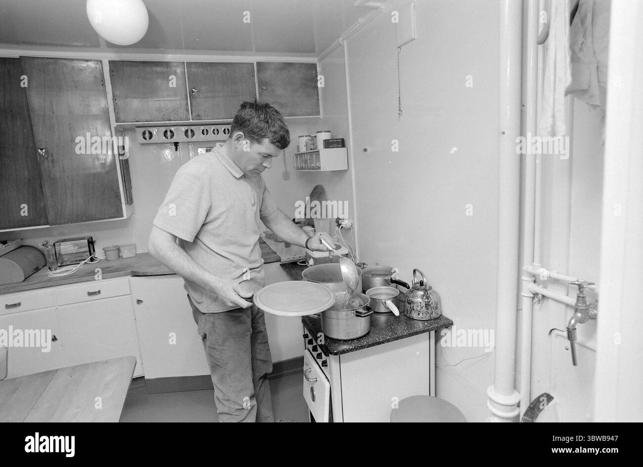 Aktuell 23-4-1971 : Jobsharing.Norsk Medisinaldepot ist eines der Unternehmen, das seine Bereitschaft zum Ausdruck gebracht hat, gemeinsame Arbeitszeiten zu versuchen. Die gemeinsame Arbeitszeit ist eine Initiative des norwegischen Familienrates, bei der Ehemann und Ehefrau die Arbeitszeit in einem Unternehmen teilen. Das Ehepaar Anne und Johannes Bulko profitiert davon. Sie wechseln zwischen einer Hausmutter und dem Weg zur Arbeit. Foto: Ivar Aaserud / aktuell / NTB ***FOTO NICHT VERARBEITET*** *Text wird automatisch übersetzt* Stockfoto