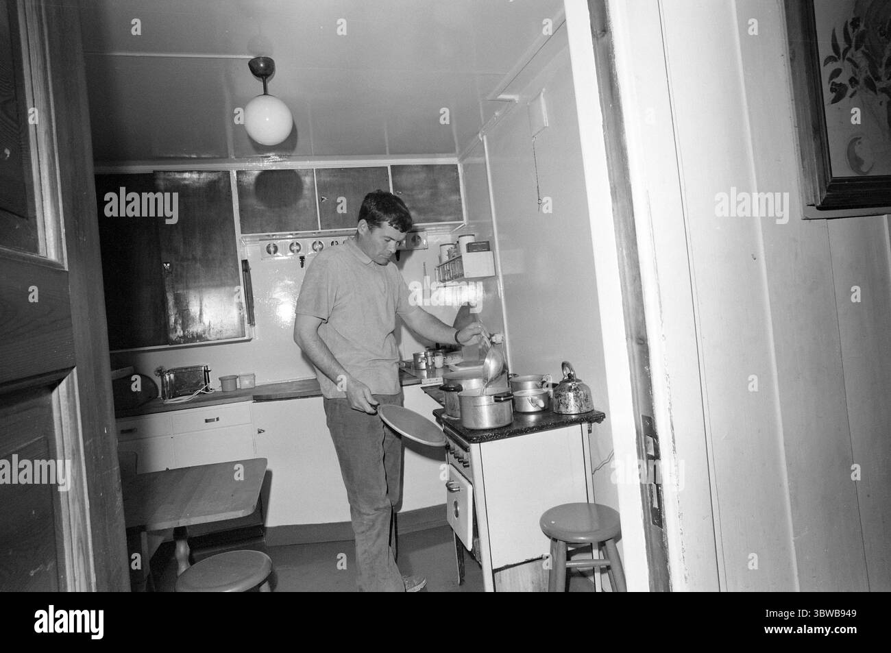 Aktuell 23-4-1971 : Jobsharing.Norsk Medisinaldepot ist eines der Unternehmen, das seine Bereitschaft zum Ausdruck gebracht hat, gemeinsame Arbeitszeiten zu versuchen. Die gemeinsame Arbeitszeit ist eine Initiative des norwegischen Familienrates, bei der Ehemann und Ehefrau die Arbeitszeit in einem Unternehmen teilen. Das Ehepaar Anne und Johannes Bulko profitiert davon. Sie wechseln zwischen einer Hausmutter und dem Weg zur Arbeit. Foto: Ivar Aaserud / aktuell / NTB ***FOTO NICHT VERARBEITET*** *Text wird automatisch übersetzt* Stockfoto