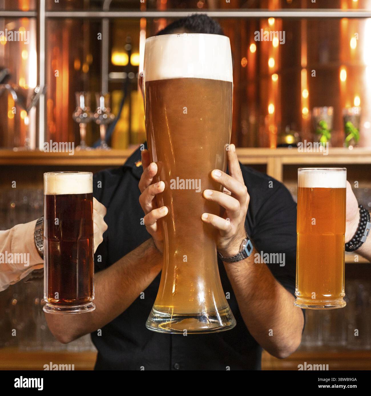 Riesiger bierkrug -Fotos und -Bildmaterial in hoher Auflösung – Alamy