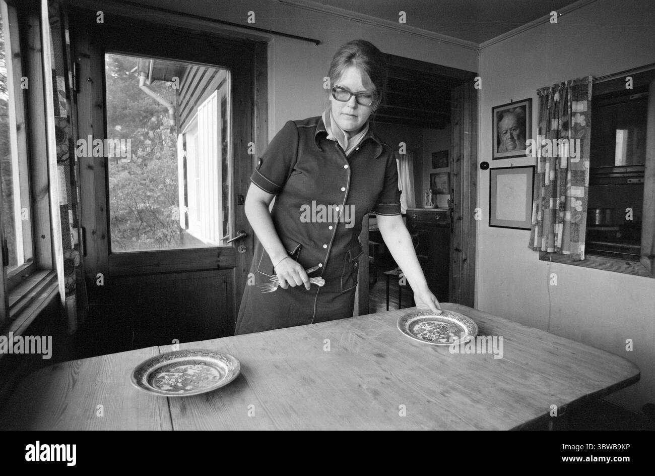 Aktuell 23-4-1971 : Jobsharing.Norsk Medisinaldepot ist eines der Unternehmen, das seine Bereitschaft zum Ausdruck gebracht hat, gemeinsame Arbeitszeiten zu versuchen. Die gemeinsame Arbeitszeit ist eine Initiative des norwegischen Familienrates, bei der Ehemann und Ehefrau die Arbeitszeit in einem Unternehmen teilen. Das Ehepaar Anne und Johannes Bulko profitiert davon. Sie wechseln zwischen einer Hausmutter und dem Weg zur Arbeit. Foto: Ivar Aaserud / aktuell / NTB ***FOTO NICHT VERARBEITET*** *Text wird automatisch übersetzt* Stockfoto