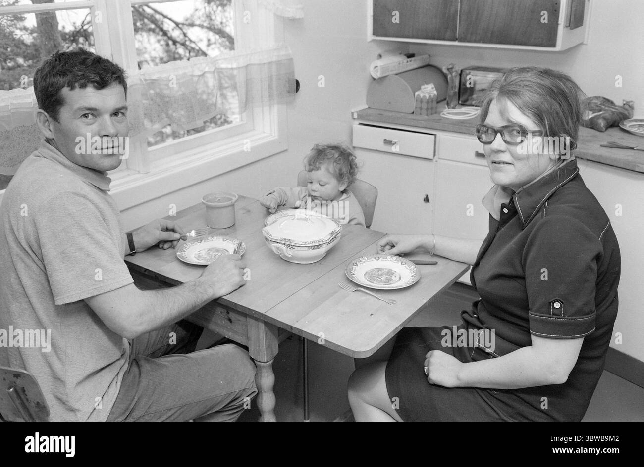 Aktuell 23-4-1971 : Jobsharing.Norsk Medisinaldepot ist eines der Unternehmen, das seine Bereitschaft zum Ausdruck gebracht hat, gemeinsame Arbeitszeiten zu versuchen. Die gemeinsame Arbeitszeit ist eine Initiative des norwegischen Familienrates, bei der Ehemann und Ehefrau die Arbeitszeit in einem Unternehmen teilen. Das Ehepaar Anne und Johannes Bulko profitiert davon. Sie wechseln zwischen einer Hausmutter und dem Weg zur Arbeit. Foto: Ivar Aaserud / aktuell / NTB ***FOTO NICHT VERARBEITET*** *Text wird automatisch übersetzt* Stockfoto