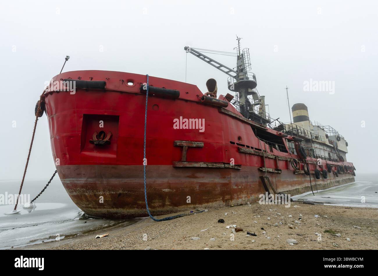 Ein altes Schiff ohne Menschen lief während des Krieges mit Russland in der Ukraine auf Grund Stockfoto