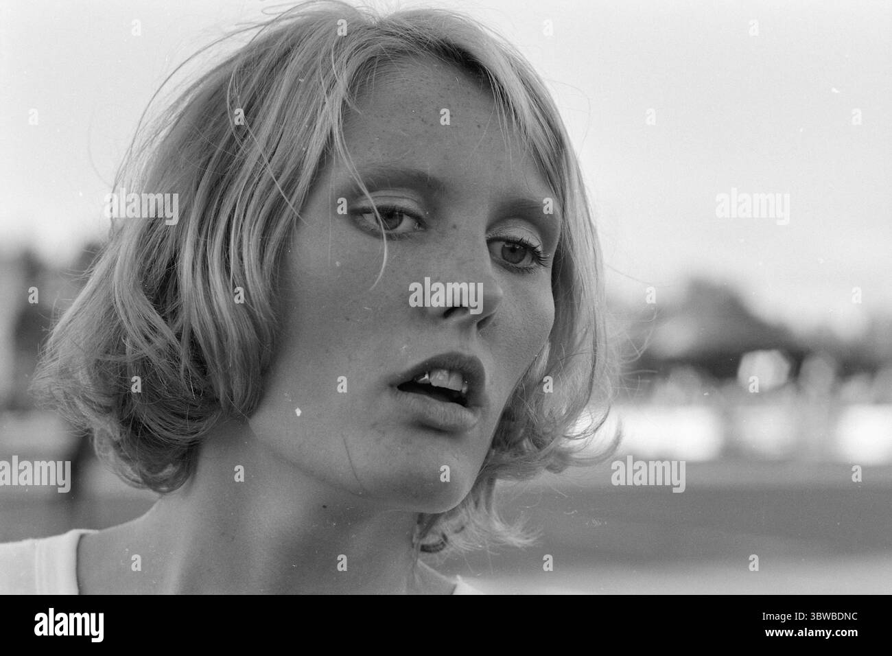 Aktuell 31-6-1971: Wenig Chancen auf Gold. Die norwegischen Leichtathletik-Meisterschaften in Hamar bestätigten, dass wir bei den Europameisterschaften in Helsinki nicht viel zu erwarten haben. Unser Trost; es kann immer eine Überraschung geben. - King's Cup. Kari Karlsen von der Osloer Sportmannschaft gewann den Königskalender für Frauen. Sie gewann die Höhe in einem einzigen Sprung. Sie springt im sogenannten Fosbury-Flop-Stil, und keine anderen unserer Mädchen hatte etwas, um mit ihr zu konkurrieren. Kari Karlsen begann in Hamar zu springen, als nur sie bei Anne Lise Værnes verließ. Foto; Ivar Aaserud / aktuell / NTB *Text wird automatisch übersetzt Stockfoto