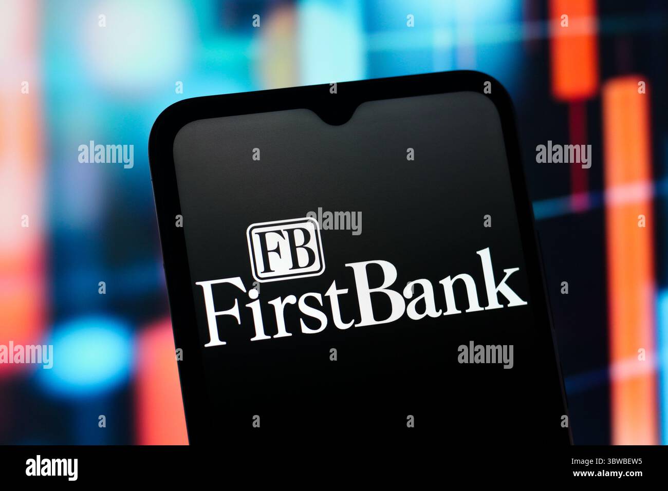 In dieser Abbildung wird das FirstBank-Logo (First Bank) auf einem Smartphone-Bildschirm angezeigt Stockfoto