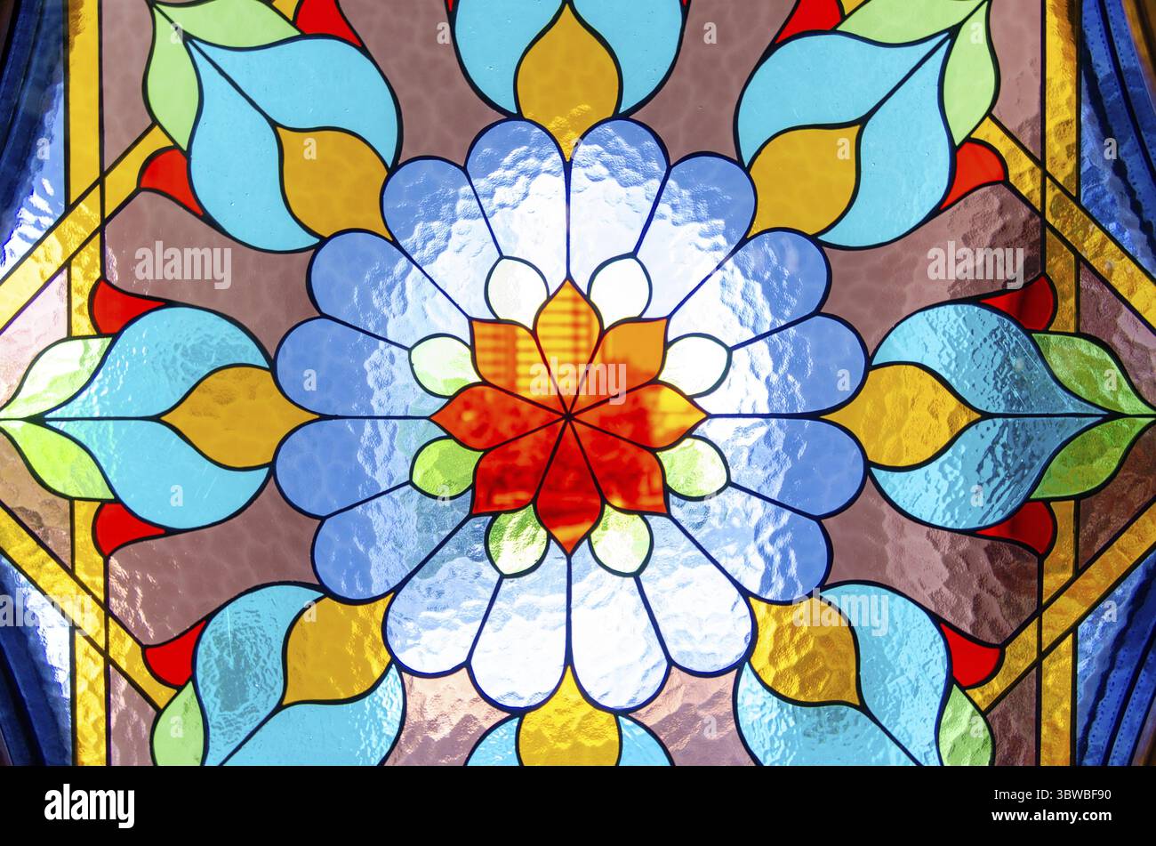 Farbiges Glas-Fenster im Retro-Stil mit abstraktem Hintergrundmuster Stockfoto