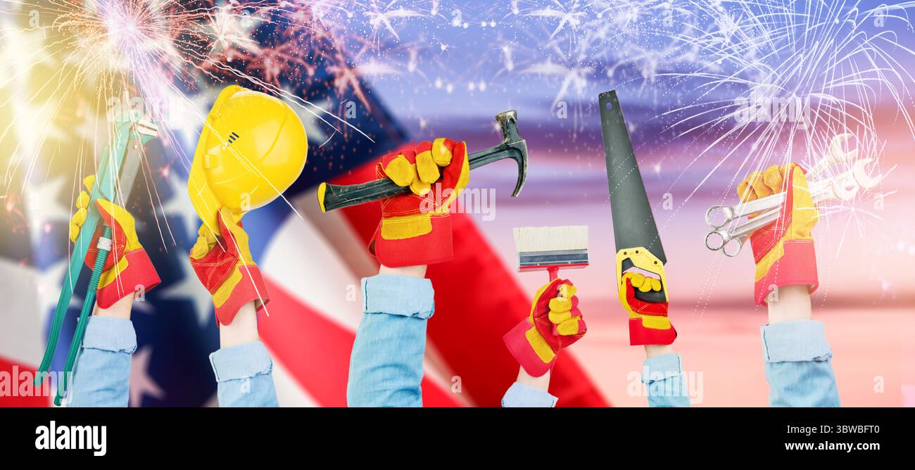 Ein Handset von Arbeitern hält verschiedene Werkzeuge, Hammer, Schraubendreher, Zangen vor dem Hintergrund der amerikanischen Flagge, Himmel und Feuerwerk. Happ Stockfoto