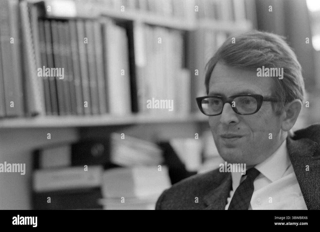 Aktuell 22-2-1971 : Verleugnung aus Blindern.die Tagespresse zog nach einem Vortragsmeeting beim Nationalen Verband für Ernährung und Gesundheit in Oslo beruhigende Schlussfolgerungen: Sensationeller Journalismus über Kontamination und Chemikalien in Lebensmitteln hat unbegründete Besorgnis in der Öffentlichkeit ausgelöst. In regelmäßigen Abständen werden strenge Kontrollen durchgeführt, heißt es im Zeitungsbericht. Aktuell hat einen der Redner befragt, den Associate Professor Fredrik C. Gran, der zugibt: Die Sorge der Öffentlichkeit ist nicht unbegründet, und das System, das wir zur Lebensmittelkontrolle haben, funktioniert nicht. Foto: Ivar Aaserud / aktuell / NTB ***FOTO Stockfoto