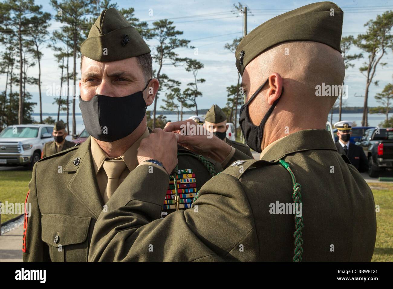 25. November 2020: Camp Lejeune, North Carolina, USA: Die US-Marines mit dem 1. Bataillon, 8. Marine-Regiment, 2. Marine-Division, werden während einer Einweihungszeremonie auf Camp Lejeune, North Carolina, am 25. November 2020 mit der französischen Fourragere ausgezeichnet. V1/8 ist die erste Einheit der 2. Marine Division, die nicht organisch zum 6. Marine Regiment ist, die die französische Fourragere erhält. Das französische Fourragere wurde ursprünglich an das 5. Und 6. Marine-Regiment für ihre historischen Leistungen in Frankreich während des Ersten Weltkriegs verliehen. (Kreditbild: © Elijah J. Abernathy/USA Marine/ZUMA Wire/ZUMAPRESS.com) Stockfoto