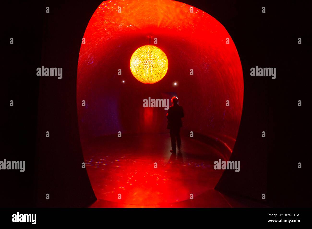 13. März 2018, Innsbruck, Tirol, Österreich: Swarovski Kristallwelten Museum Wattens, Innsbruck Tirol, Österreich. Der mexikanische Architekt Fernando Romero hat eine glühende Kugel aus 2.880 Kristallen geschaffen, begleitet von einem Soundtrack aus Sonnengeräuschen (Credit Image: © Sergi Reboredo/ZUMA Wire) Stockfoto