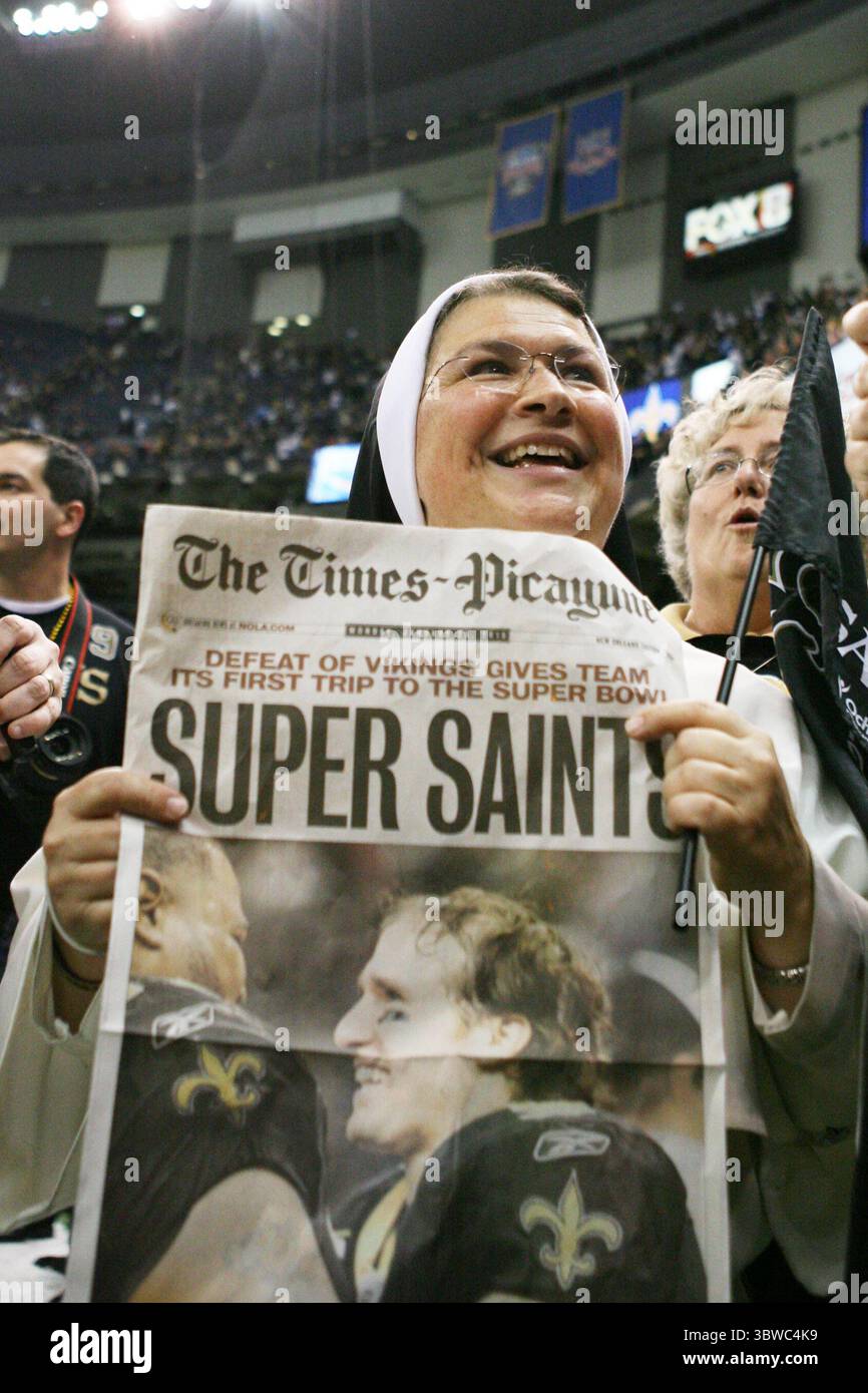 24. Januar 2010: Eine Nonne feiert den Sieg der NFC Championship zwischen den Minnesota Vikings und den New Orleans Saints im Louisiana Superdome in New Orleans, Louisiana. (Kreditbild: © Don Page/ZUMA Wire) Stockfoto