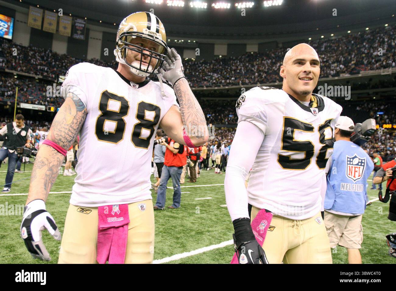 3. Oktober 2010: New Orleans Saints Tight End Jeremy Shockey (88) und New Orleans Saints Linebacker Scott Shanle (58) gehen nach dem Matchup zwischen den New Orleans Saints und den Carolina Panthers im Louisiana Superdome in New Orleans, Louisiana. Die Saints gewannen mit 16:14. (Kreditbild: © Don Page/ZUMA Wire) Stockfoto