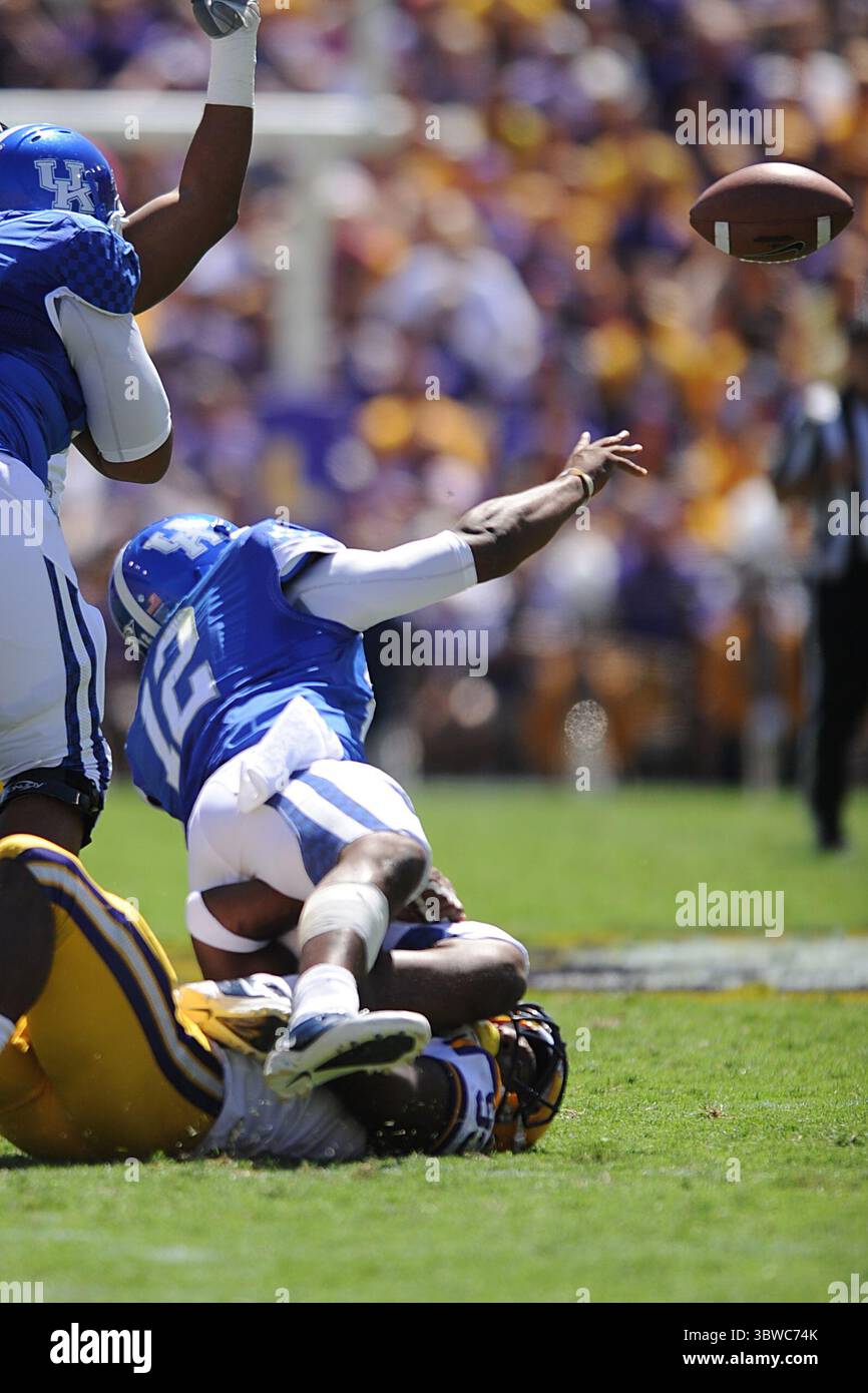 Kentucky Wildcats Quarterback Morgan Newton (12) wirft den Ball, als er in der Div 1 NCAA-Fußballspiel zwischen den LSU Tigers und den Kentucky Wildcats im Tiger Stadium in Baton Rouge, La. Die LSU gewann mit 35:7. (Kreditbild: © Don Page/ZUMA Wire) Stockfoto