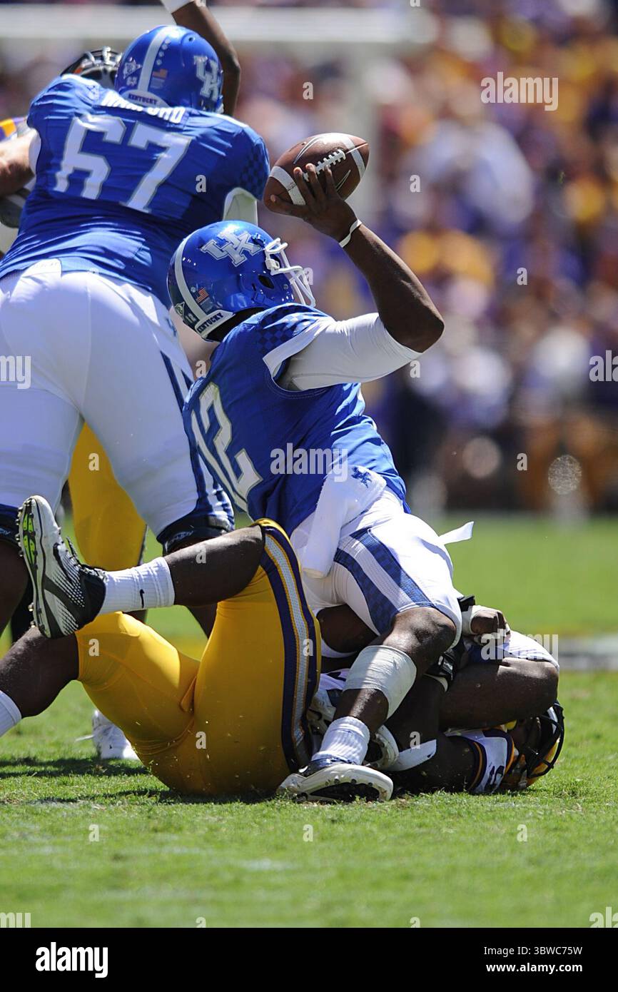 Kentucky Wildcats Quarterback Morgan Newton (12) wirft den Ball, als er in der Div 1 NCAA-Fußballspiel zwischen den LSU Tigers und den Kentucky Wildcats im Tiger Stadium in Baton Rouge, La. Die LSU gewann mit 35:7. (Kreditbild: © Don Page/ZUMA Wire) Stockfoto