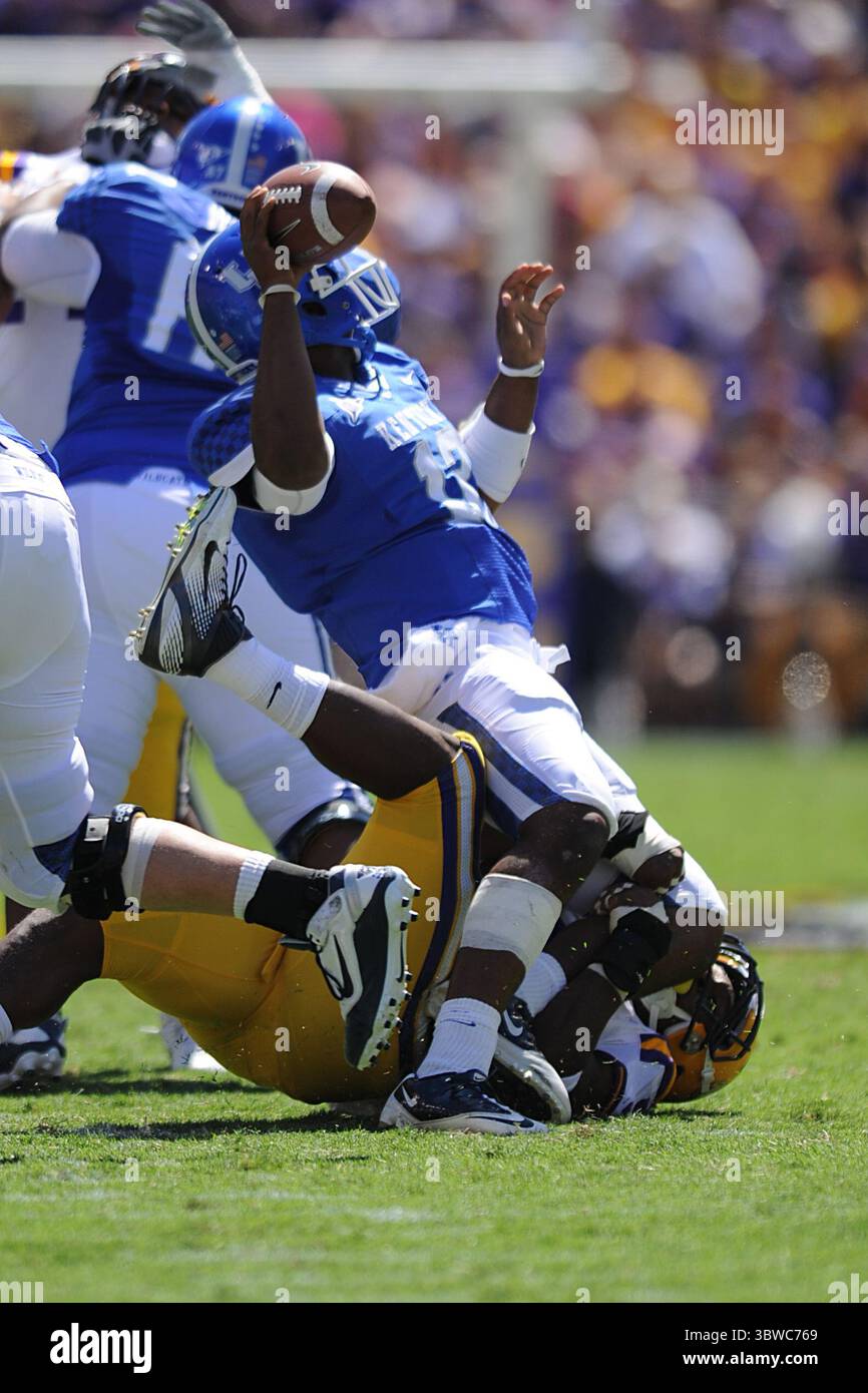Kentucky Wildcats Quarterback Morgan Newton (12) wirft den Ball, als er in der Div 1 NCAA-Fußballspiel zwischen den LSU Tigers und den Kentucky Wildcats im Tiger Stadium in Baton Rouge, La. Die LSU gewann mit 35:7. (Kreditbild: © Don Page/ZUMA Wire) Stockfoto