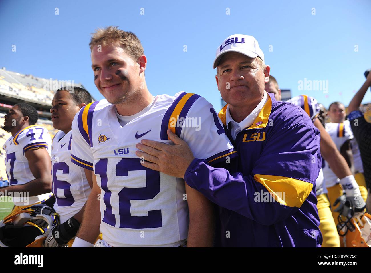 LSU Tigers Head Coach Les Miles feiert mit LSU Tigers Quarterback Jarrett Lee (12) nach der Div 1 NCAA-Fußballspiel zwischen den LSU Tigers und den Kentucky Wildcats im Tiger Stadium in Baton Rouge, La. Die LSU gewann mit 35:7. (Kreditbild: © Don Page/ZUMA Wire) Stockfoto