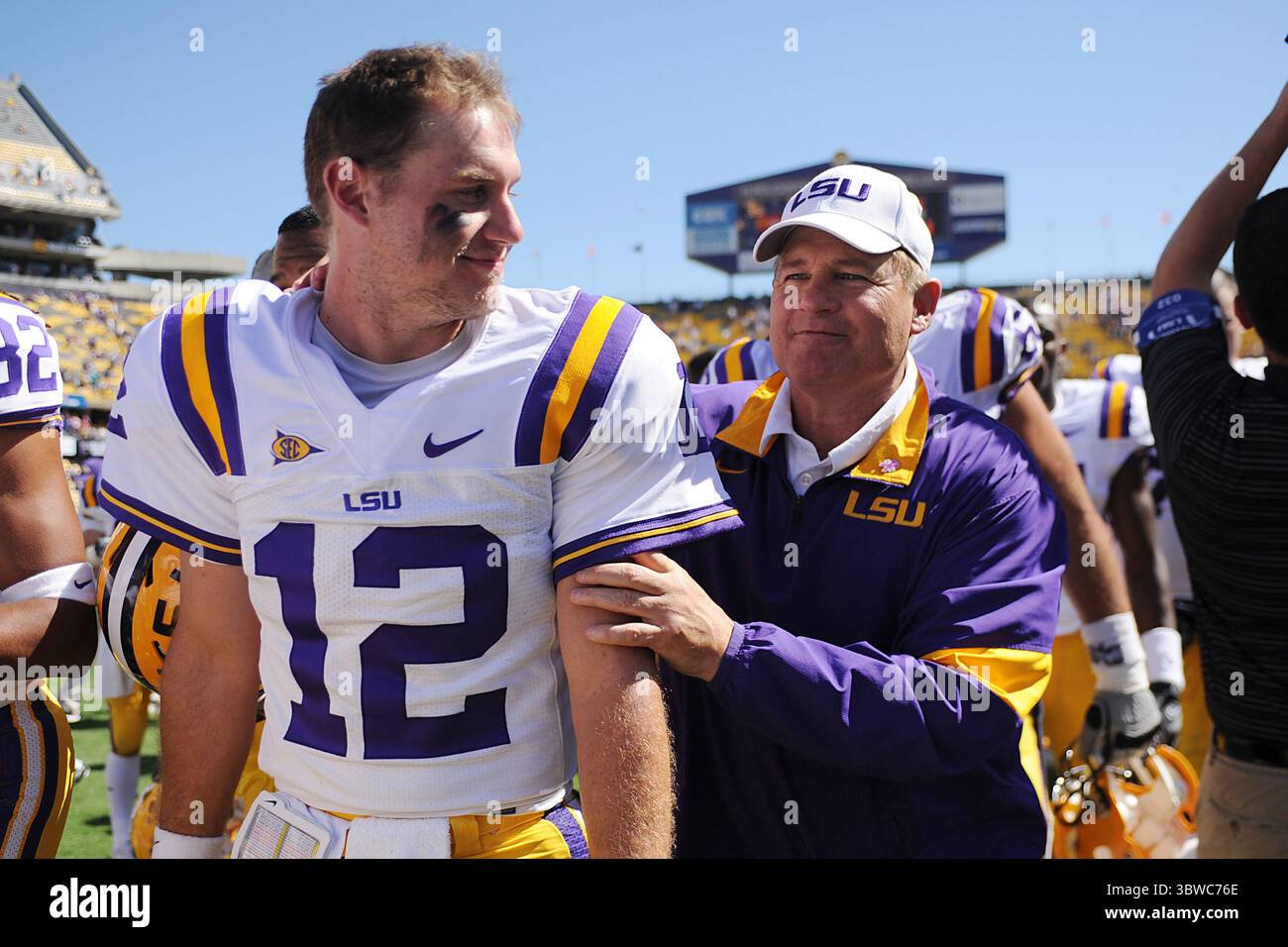 LSU Tigers Head Coach Les Miles feiert mit LSU Tigers Quarterback Jarrett Lee (12) nach der Div 1 NCAA-Fußballspiel zwischen den LSU Tigers und den Kentucky Wildcats im Tiger Stadium in Baton Rouge, La. Die LSU gewann mit 35:7. (Kreditbild: © Don Page/ZUMA Wire) Stockfoto