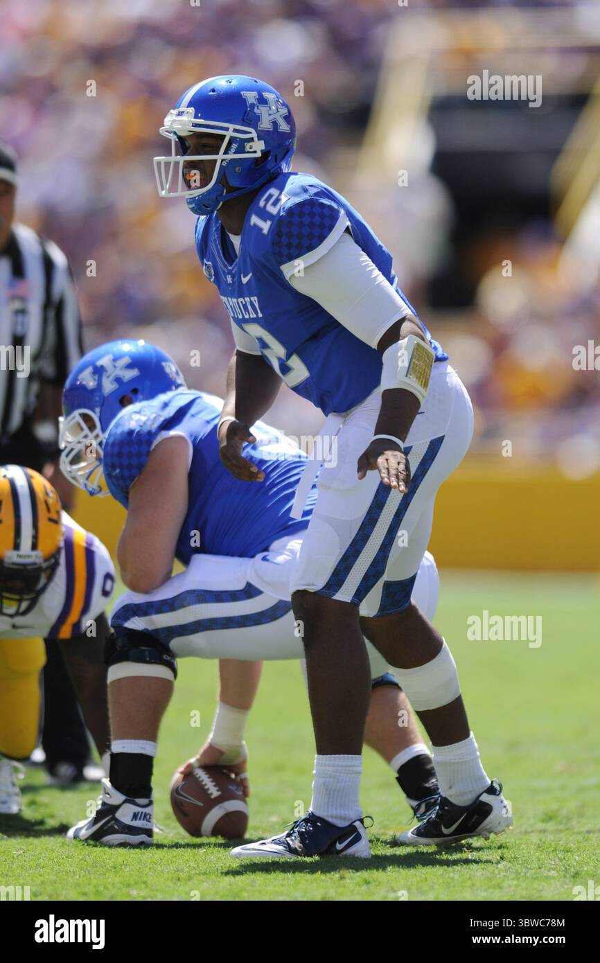 Kentucky Wildcats Quarterback Morgan Newton (12) ruft Signale an der Zeile des Drehbuchs in The Div 1 NCAA-Fußballspiel zwischen den LSU Tigers und den Kentucky Wildcats im Tiger Stadium in Baton Rouge, La. Die LSU gewann mit 35:7. (Kreditbild: © Don Page/ZUMA Wire) Stockfoto