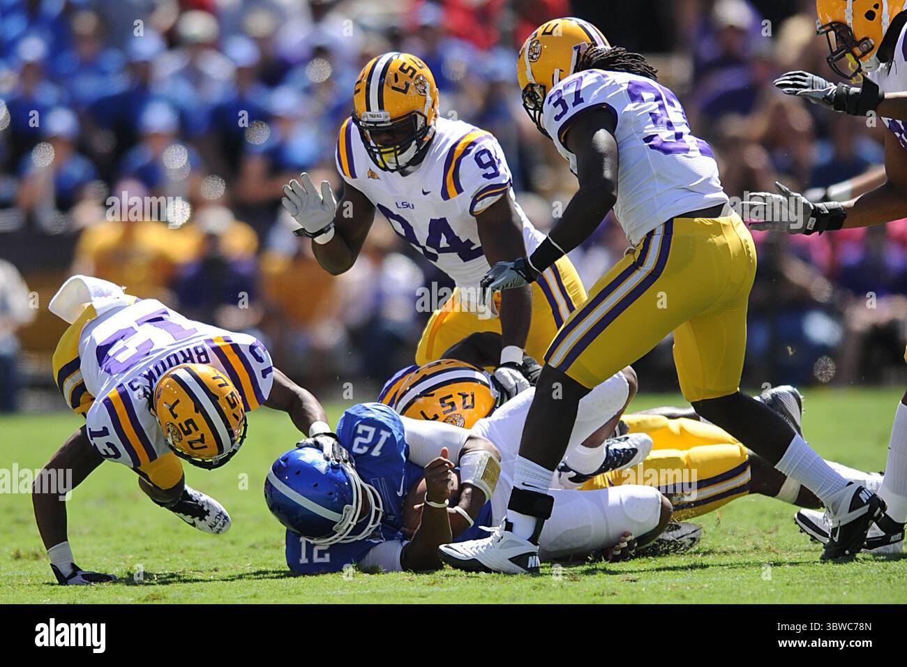 Kentucky Wildcats Quarterback Morgan Newton (12) wird in der Div 1 NCAA-Fußballspiel zwischen den LSU Tigers und den Kentucky Wildcats im Tiger Stadium in Baton Rouge, La. Die LSU gewann mit 35:7. (Kreditbild: © Don Page/ZUMA Wire) Stockfoto