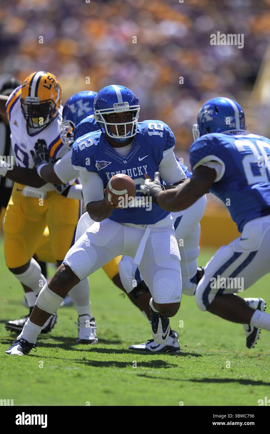 Kentucky Wildcats Quarterback Morgan Newton (12) gibt den Ball in der Div. Ab 1 NCAA-Fußballspiel zwischen den LSU Tigers und den Kentucky Wildcats im Tiger Stadium in Baton Rouge, La. Die LSU gewann mit 35:7. (Kreditbild: © Don Page/ZUMA Wire) Stockfoto