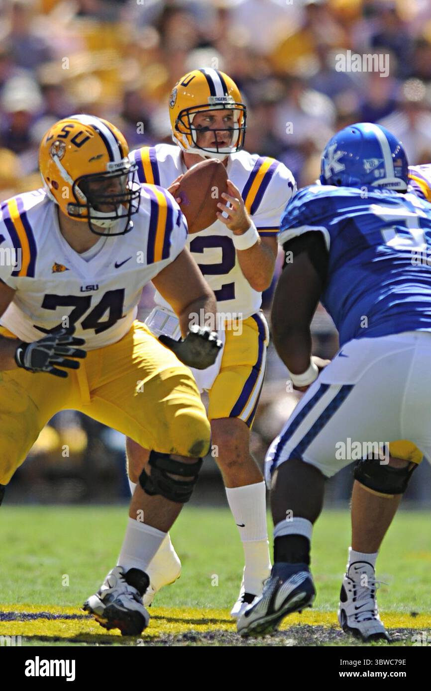 LSU Tigers Quarterback Jarrett Lee (12) macht einen Snack in The Div 1 NCAA-Fußballspiel zwischen den LSU Tigers und den Kentucky Wildcats im Tiger Stadium in Baton Rouge, La. Die LSU gewann mit 35:7. (Kreditbild: © Don Page/ZUMA Wire) Stockfoto