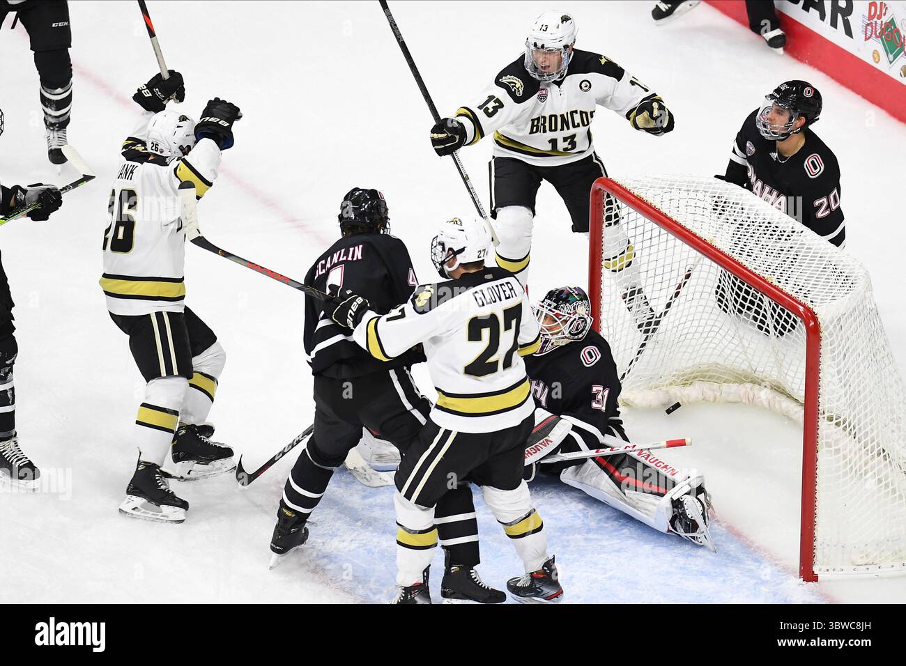 Am 3. Dezember 2020 feiern der Stürmer Ethen Frank der Western Michigan Broncos und Drew Worrad der Western Michigan Broncos (13) das Tor von Frank während eines NCAA D1-Hockeyspiels zwischen der University of Nebraska - Omaha Mavericks und Western Michigan Broncos in der Baxter Arena in Omaha NE, dem Heimstadion des NCHC ''Hub', wo die ersten 38 .National Collegiate Hockey Conference Spiele unter sicheren Bedingungen ausgetragen werden, um sich vor COVID-19 zu schützen. Omaha gewann mit 10:2. Foto von Russell Hons/CSM (Kreditbild: &Copy; Russell Hons/CSM via ZUMA Wire) Stockfoto