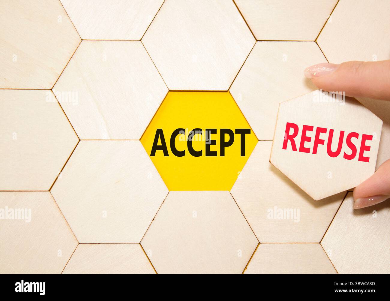 Symbol „Akzeptieren“ oder „Ablehnen“. Konzeptwort Akzeptieren oder Ablehnen auf Holzkamm-Puzzle. Geschäftsmann Hand. Schöner gelber Hintergrund. Und akzeptieren oder Re Stockfoto