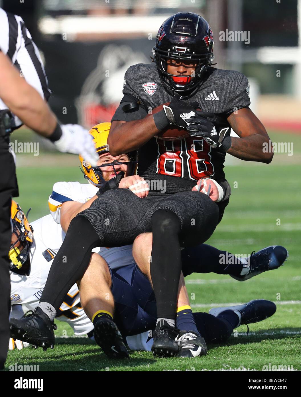Dezember 2020, Dekalb, IL, USA: 5. Dezember 2020: DeKalb, Illinois USA - Northern Illinois Tight End DANIEL CRAWFORD trifft im zweiten Quartal auf einen Empfang gegen Toledo während eines Fußballspiels der NCAA Division I Mid-American Conference im Huskie Stadium in DeKalb, Illinois. (Bild: © H. Rick Bamman/ZUMA Wire) Stockfoto