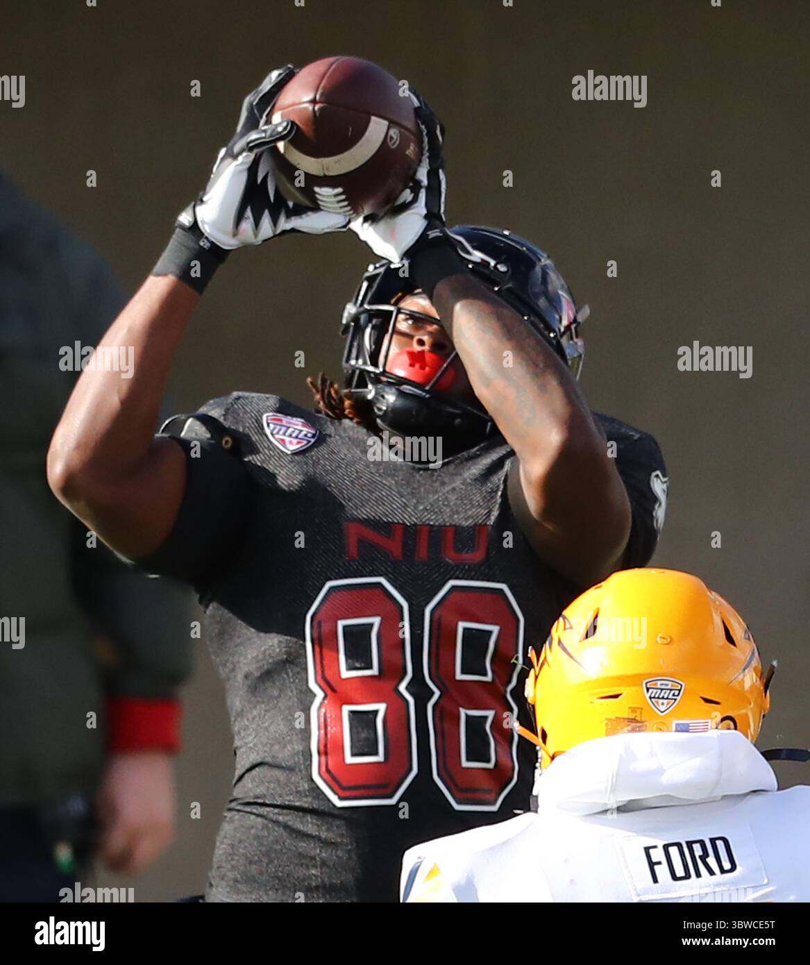 Dezember 2020, Dekalb, IL, USA: 5. Dezember 2020: DeKalb, Illinois USA – NCAA Division I Mid-American Conference im Huskie Stadium in DeKalb, Illinois: DANIEL CRAWFORD holt sich einen Pass über Toledo Safety ZACHARY FORD. (Bild: © H. Rick Bamman/ZUMA Wire) Stockfoto
