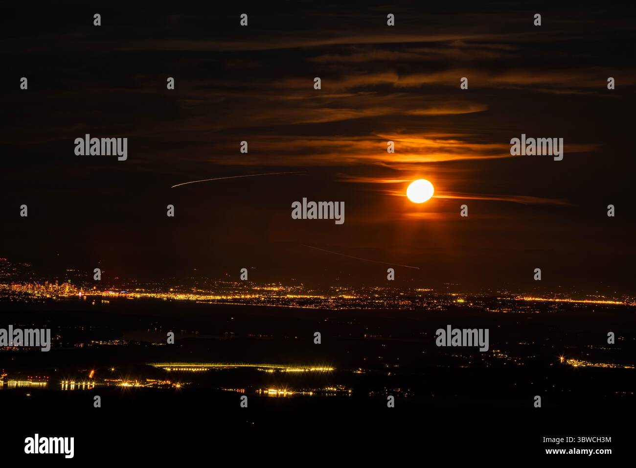 WA28506-00...WASHINGTON - Mondaufgang über Seattle aus der Buckhorn Wilderness Area. Stockfoto