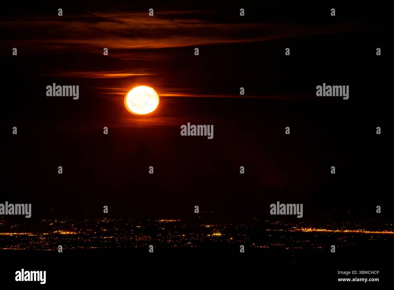 WA28507-00...WASHINGTON - Mondaufgang über Seattle aus der Buckhorn Wilderness Area. Stockfoto