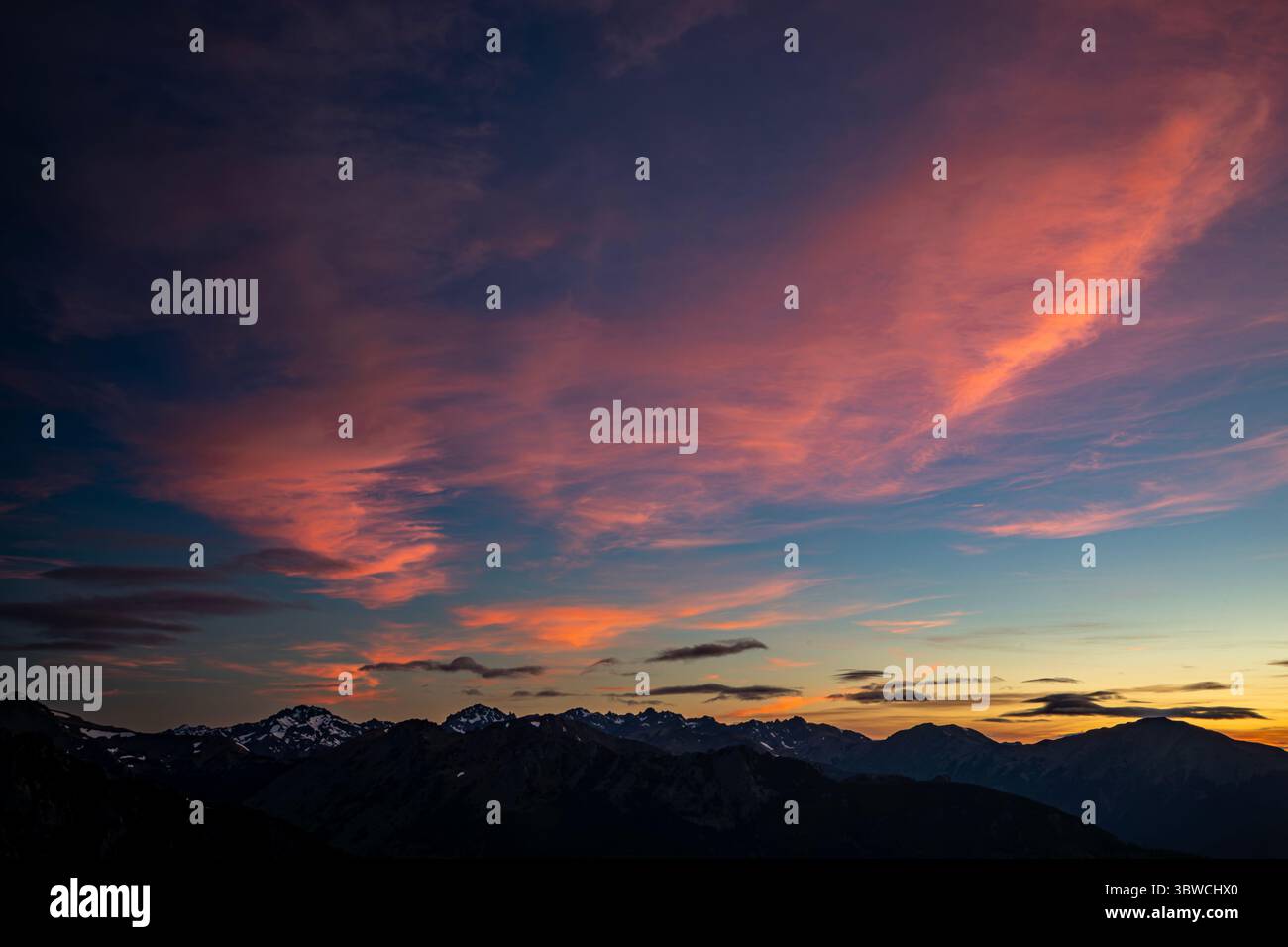 WA28511-00...WASHINGTON - Sonnenuntergang über der Olympic Mountain Range von der Buckhorn Wilderness. Stockfoto