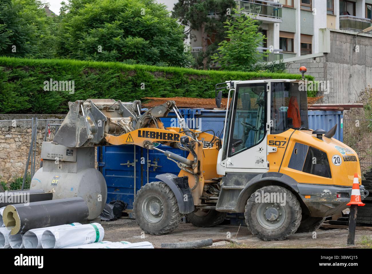 Nancy, Frankreich - Blick auf einen gelben Radlader Liebherr L 507 Stéréo für Erdarbeiten auf einer Baustelle. Stockfoto