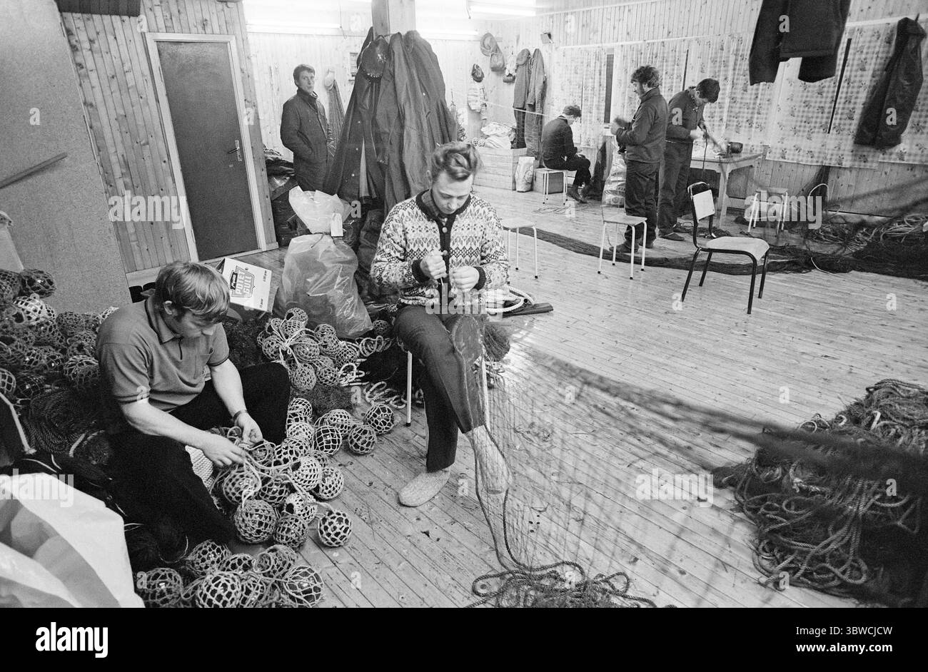 Aktuell 50-1-1972: Hier wüten die Trawler-Banden. Rücksichtslose ausländische Trawler aus sechs verschiedenen Nationen haben die norwegische Netzfabrik in Jenegga vor Vesterålen durchbrochen und 5-600 Netze im Wert von 3-400.000 Kronen zerstört. Oder mehr. Ist dies ein Unfall oder ein absichtlicher Versuch, die Norweger von traditionellen Fischgründen fernzuhalten, fragen Sie die Küstenfischer. Müssen wir eine 500-Meilen-Grenze haben, um uns zu retten? - In der Fischerkabine des Netzbootes "Roald Olsen", in Myre, um 4 Uhr morgens. Kein Seewetter an diesem Tag wegen des Sturms, aber wir sind genug dafür Stockfoto