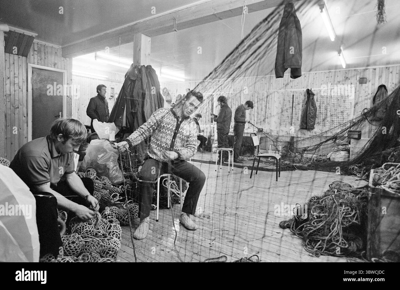 Aktuell 50-1-1972: Hier wüten die Trawler-Banden. Rücksichtslose ausländische Trawler aus sechs verschiedenen Nationen haben die norwegische Netzfabrik in Jenegga vor Vesterålen durchbrochen und 5-600 Netze im Wert von 3-400.000 Kronen zerstört. Oder mehr. Ist dies ein Unfall oder ein absichtlicher Versuch, die Norweger von traditionellen Fischgründen fernzuhalten, fragen Sie die Küstenfischer. Müssen wir eine 500-Meilen-Grenze haben, um uns zu retten? - In der Fischerkabine des Netzbootes "Roald Olsen", in Myre, um 4 Uhr morgens. Kein Seewetter an diesem Tag wegen des Sturms, aber wir sind genug dafür Stockfoto