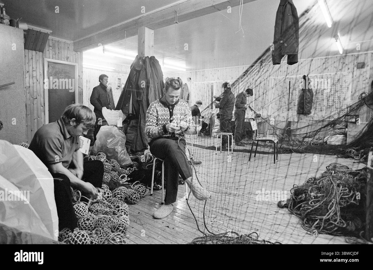Aktuell 50-1-1972: Hier wüten die Trawler-Banden. Rücksichtslose ausländische Trawler aus sechs verschiedenen Nationen haben die norwegische Netzfabrik in Jenegga vor Vesterålen durchbrochen und 5-600 Netze im Wert von 3-400.000 Kronen zerstört. Oder mehr. Ist dies ein Unfall oder ein absichtlicher Versuch, die Norweger von traditionellen Fischgründen fernzuhalten, fragen Sie die Küstenfischer. Müssen wir eine 500-Meilen-Grenze haben, um uns zu retten? - In der Fischerkabine des Netzbootes "Roald Olsen", in Myre, um 4 Uhr morgens. Kein Seewetter an diesem Tag wegen des Sturms, aber wir sind genug dafür Stockfoto