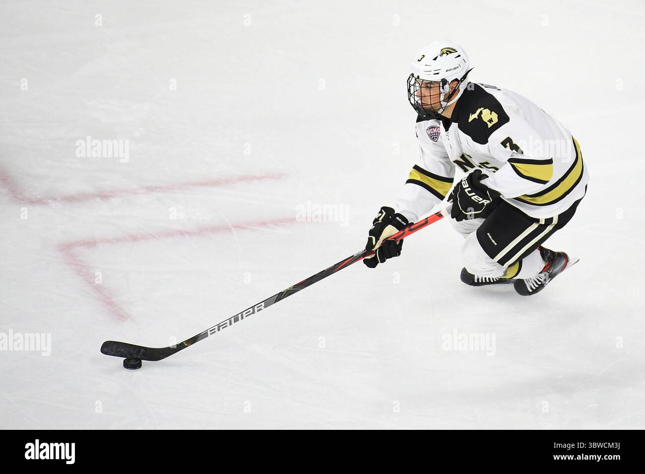 6. Dezember 2020 Michael Joyaux (3) der Verteidiger der Western Michigan Broncos fährt mit dem Puck während eines NCAA D1-Hockeyspiels für Männer zwischen den University of North Dakota Fighting Hawks und den Western Michigan Broncos in der Baxter Arena in Omaha NE, Heimstadion des NCHC ''Pod', wo die ersten 38 .National Collegiate Hockey Conference Spiele unter sicheren Bedingungen ausgetragen werden, um sich vor COVID-19 zu schützen. North Dakota gewann mit 8:2. Foto von Russell Hons/CSM (Kreditbild: &Copy; Russell Hons/CSM via ZUMA Wire) Stockfoto