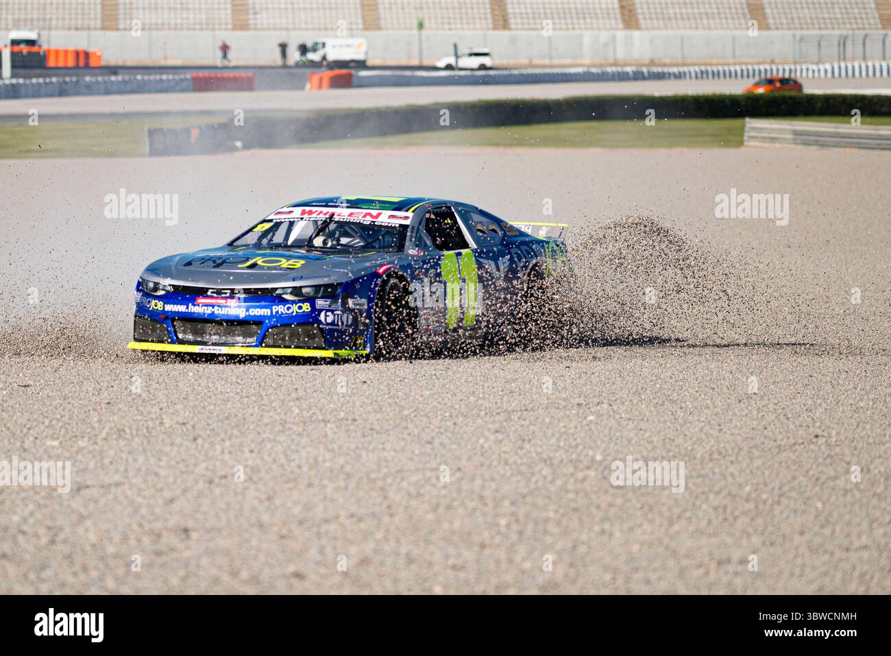 6. Dezember 2020, Valencia, Spanien: LOGIN STIENES von PK Carsport ist während des NASCAR Whelen Valencia Rennens von der Strecke gelaufen. Die NASCAR Whelen Euro Series wurde 2008 gegründet und gründete im Januar 2012 dank einer langfristigen Partnerschaft mit der NASCAR (National Association for Stock Car Auto Racing) die offizielle NASCAR European Series. Die europäische NASCAR feiert ihren einzigen Termin in Spanien auf dem Circuit Ricardo Tormo in Cheste, Valencia. Dezember 2020. (Bild: © Xisco Navarro/ZUMA Wire) Stockfoto