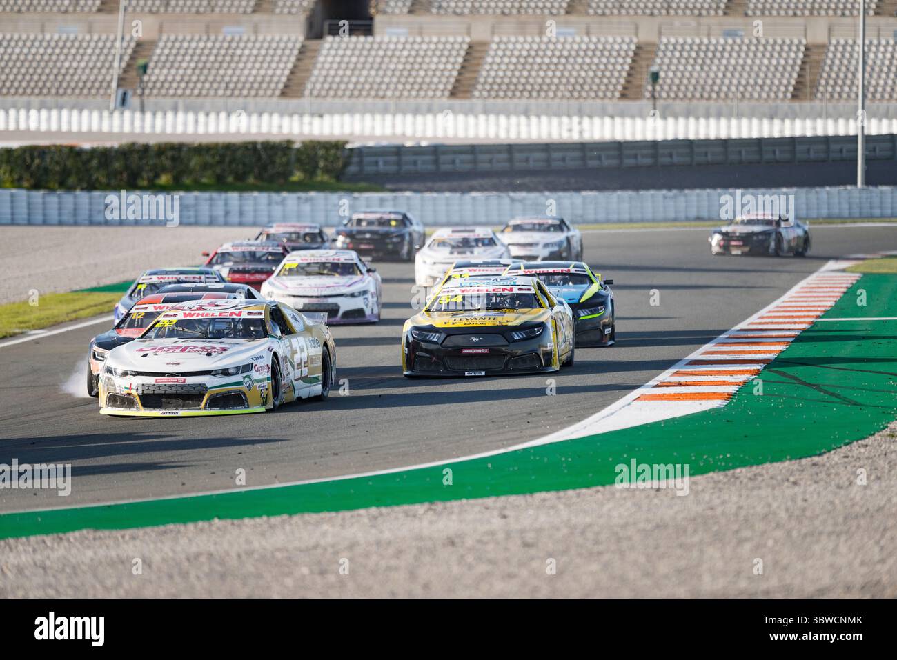 6. Dezember 2020, Valencia, Spanien: Die NASCAR Whelen Euro Series wurde 2008 gegründet und gründete im Januar 2012 dank einer langfristigen Partnerschaft mit der NASCAR (National Association for Stock Car Auto Racing) die offizielle NASCAR European Series. Die europäische NASCAR feiert ihren einzigen Termin in Spanien auf dem Circuit Ricardo Tormo in Cheste, Valencia. Dezember 2020. (Bild: © Xisco Navarro/ZUMA Wire) Stockfoto
