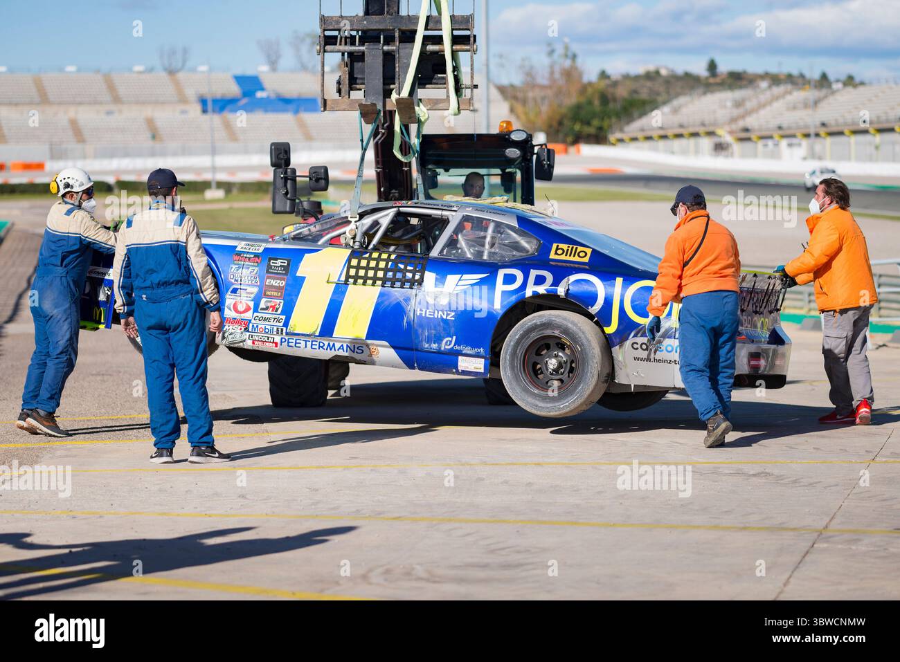 6. Dezember 2020, Valencia, Spanien: Arbeiter versuchen, das Auto aus LOGIN STIENES von PK Carsport während des NASCAR Whelen Valencia Rennens zu holen. Die NASCAR Whelen Euro Series wurde 2008 gegründet und gründete im Januar 2012 dank einer langfristigen Partnerschaft mit der NASCAR (National Association for Stock Car Auto Racing) die offizielle NASCAR European Series. Die europäische NASCAR feiert ihren einzigen Termin in Spanien auf dem Circuit Ricardo Tormo in Cheste, Valencia. Dezember 2020. (Bild: © Xisco Navarro/ZUMA Wire) Stockfoto