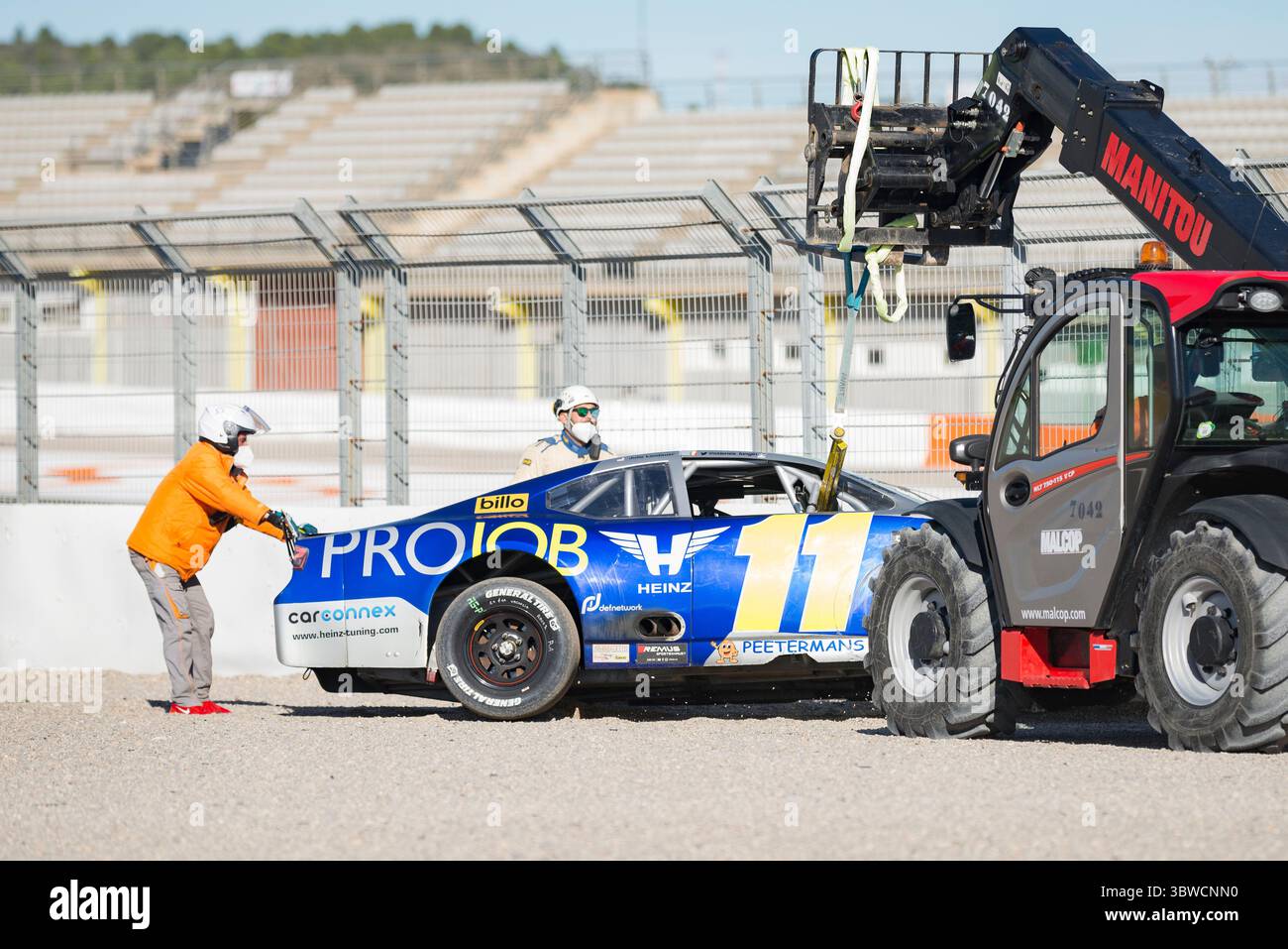 6. Dezember 2020, Valencia, Spanien: Arbeiter versuchen, das Auto aus LOGIN STIENES von PK Carsport während des NASCAR Whelen Valencia Rennens zu holen. Die NASCAR Whelen Euro Series wurde 2008 gegründet und gründete im Januar 2012 dank einer langfristigen Partnerschaft mit der NASCAR (National Association for Stock Car Auto Racing) die offizielle NASCAR European Series. Die europäische NASCAR feiert ihren einzigen Termin in Spanien auf dem Circuit Ricardo Tormo in Cheste, Valencia. Dezember 2020. (Bild: © Xisco Navarro/ZUMA Wire) Stockfoto
