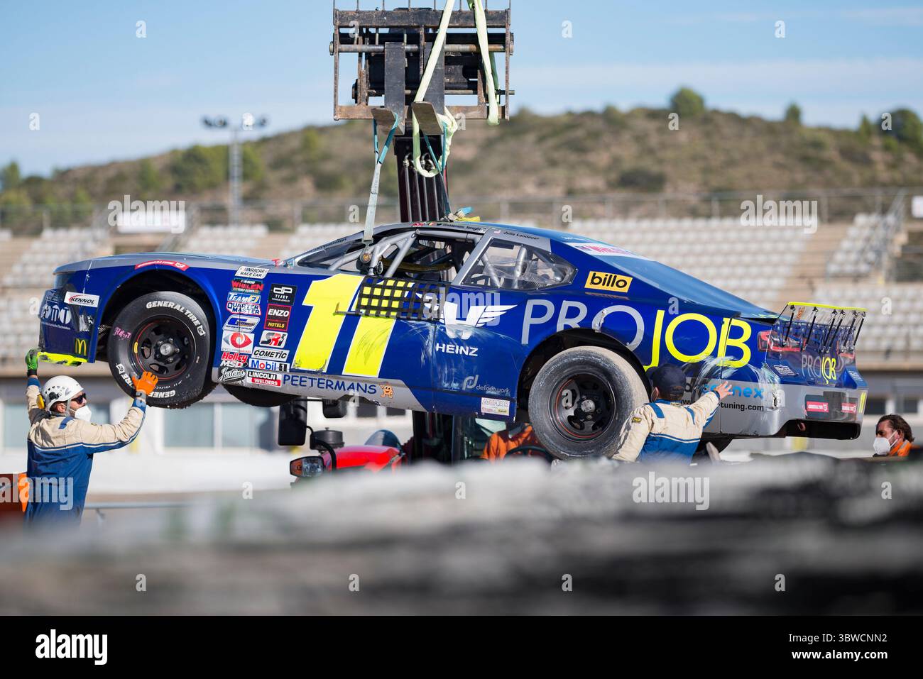 6. Dezember 2020, Valencia, Spanien: Arbeiter versuchen, das Auto aus LOGIN STIENES von PK Carsport während des NASCAR Whelen Valencia Rennens zu holen. Die NASCAR Whelen Euro Series wurde 2008 gegründet und gründete im Januar 2012 dank einer langfristigen Partnerschaft mit der NASCAR (National Association for Stock Car Auto Racing) die offizielle NASCAR European Series. Die europäische NASCAR feiert ihren einzigen Termin in Spanien auf dem Circuit Ricardo Tormo in Cheste, Valencia. Dezember 2020. (Bild: © Xisco Navarro/ZUMA Wire) Stockfoto