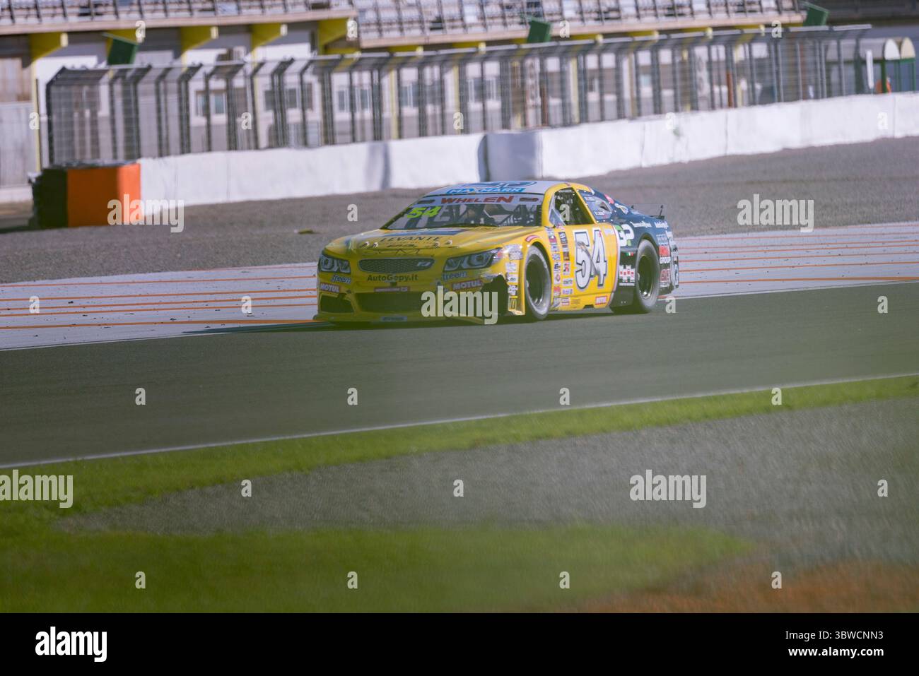 6. Dezember 2020, Valencia, Spanien: ERCOLI GIANMARCO von CAAL Racing während des NASCAR Whelen Valencia Rennens. Die NASCAR Whelen Euro Series wurde 2008 gegründet und gründete im Januar 2012 dank einer langfristigen Partnerschaft mit der NASCAR (National Association for Stock Car Auto Racing) die offizielle NASCAR European Series. Die europäische NASCAR feiert ihren einzigen Termin in Spanien auf dem Circuit Ricardo Tormo in Cheste, Valencia. Dezember 2020. (Bild: © Xisco Navarro/ZUMA Wire) Stockfoto