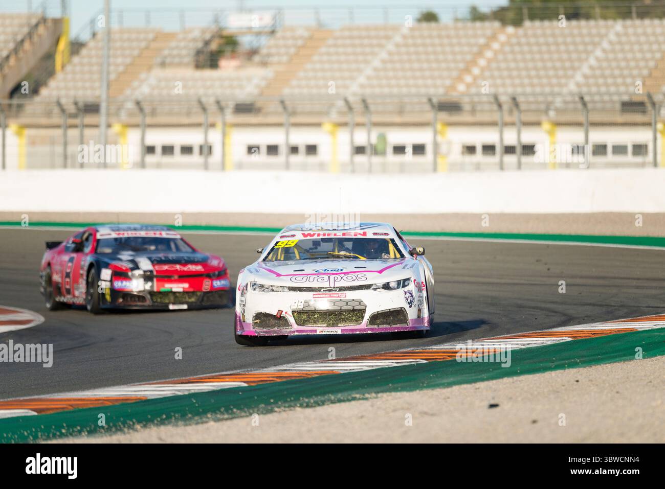 6. Dezember 2020, Valencia, Spanien: Die NASCAR Whelen Euro Series wurde 2008 gegründet und gründete im Januar 2012 dank einer langfristigen Partnerschaft mit der NASCAR (National Association for Stock Car Auto Racing) die offizielle NASCAR European Series. Die europäische NASCAR feiert ihren einzigen Termin in Spanien auf dem Circuit Ricardo Tormo in Cheste, Valencia. Dezember 2020. (Bild: © Xisco Navarro/ZUMA Wire) Stockfoto