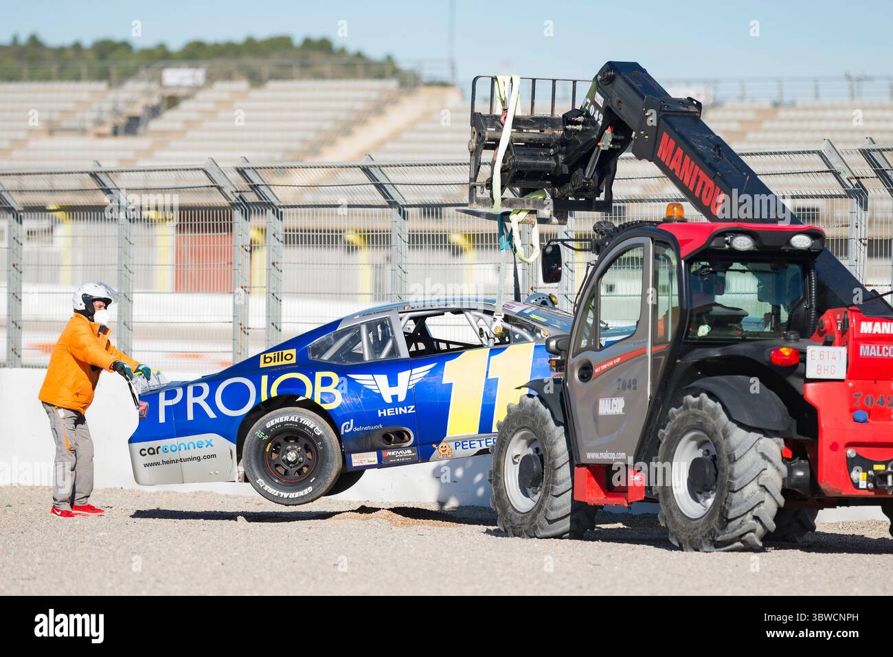 6. Dezember 2020, Valencia, Spanien: Arbeiter versuchen, das Auto aus LOGIN STIENES von PK Carsport während des NASCAR Whelen Valencia Rennens zu holen. Die NASCAR Whelen Euro Series wurde 2008 gegründet und gründete im Januar 2012 dank einer langfristigen Partnerschaft mit der NASCAR (National Association for Stock Car Auto Racing) die offizielle NASCAR European Series. Die europäische NASCAR feiert ihren einzigen Termin in Spanien auf dem Circuit Ricardo Tormo in Cheste, Valencia. Dezember 2020. (Bild: © Xisco Navarro/ZUMA Wire) Stockfoto
