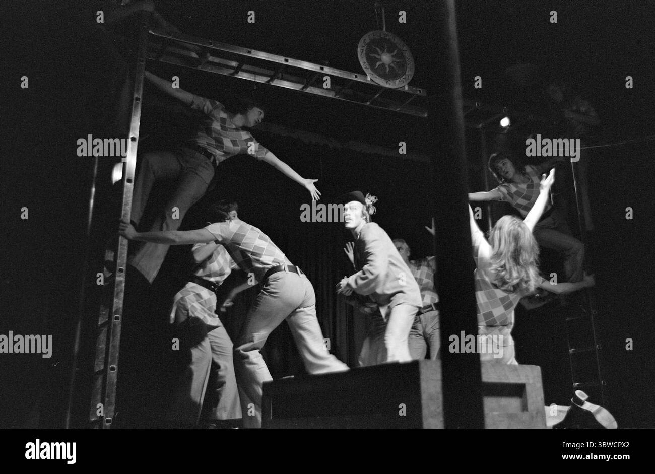 Aktuell 45-7-1972: Das Theater zwischen Bergen und Fjorden. Etwas Neues im norwegischen Theaterleben hat in Møre og Romsdal das Licht der Welt gesehen. Das Komitat verfügt über ein eigenes regionales Theater, das Teatret Vårt. Sie hat ihren Hauptsitz in Molde, wird aber das gesamte County mit dem Bus abdecken. Eröffnungsaufführung im Herbst 1972 The Twins von William Shakespeare. Ola B. Johannessen, mitten im Bild, unter den Schauspielern auf der Bühne während der Aufführung im Samfunnshuset in Ulsteinvik. Verlassene Spielfreude, erfinderische Tricks, melancholische Passagen und eine schöne Fahrt über die Zwillinge. Foto: Sverre A Stockfoto