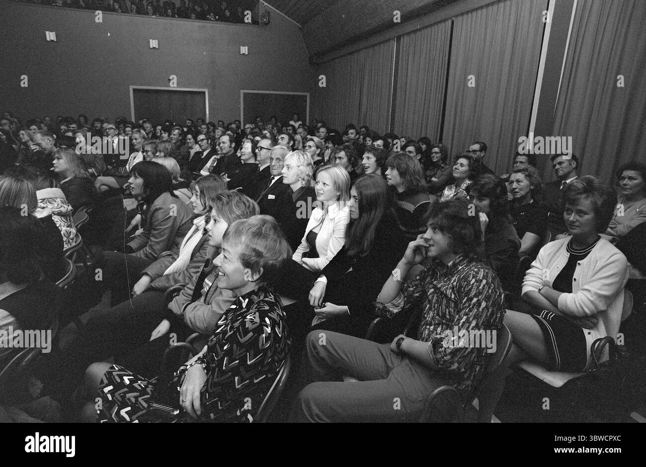 Aktuell 45-7-1972: Das Theater zwischen Bergen und Fjorden. Etwas Neues im norwegischen Theaterleben hat in Møre og Romsdal das Licht der Welt gesehen. Das Komitat verfügt über ein eigenes regionales Theater, das Teatret Vårt. Sie hat ihren Hauptsitz in Molde, wird aber das gesamte County mit dem Bus abdecken. Eröffnungsaufführung im Herbst 1972 The Twins von William Shakespeare. Das Publikum im Saal während der Aufführung im Samfunnshuset in Ulsteinvik. Foto: Sverre A. Børretzen / aktuell / NTB ***Foto wird nicht verarbeitet*** *Text wird automatisch übersetzt* Stockfoto